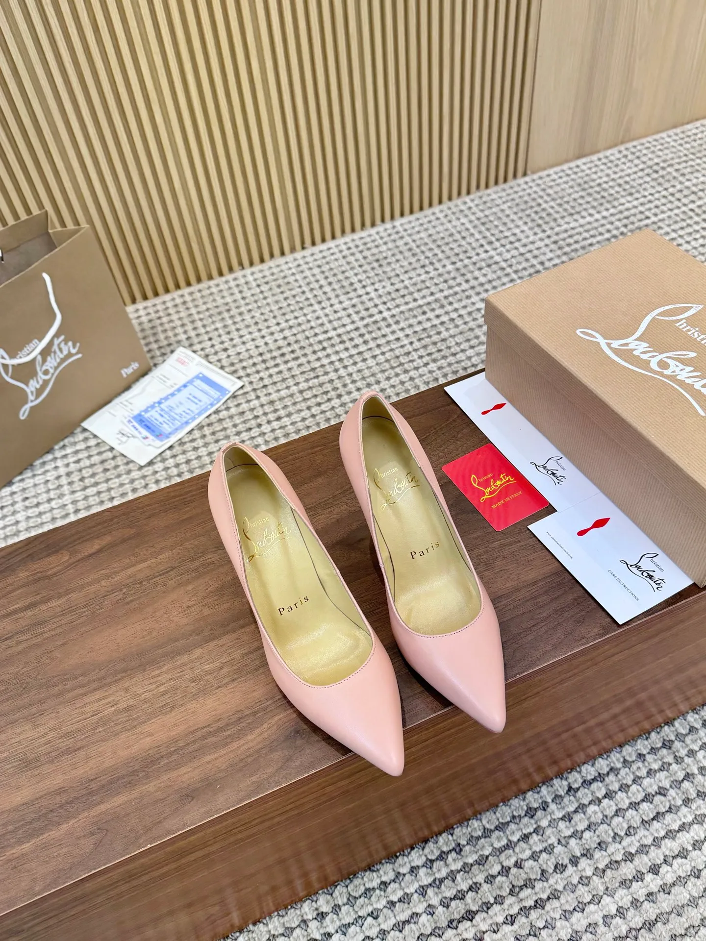 👟👟Ex-factory price 440👟👟 Genuine leather sole +40 Year-round shipment💝Christian Louboutin CL👠 Classic "Matte💎Cow Leather💎Series" noble and luxurious, real blingbling👟👟 Real materials, all customized by the pattern maker, and the materials are made of original customized materials to achieve the taste of the original 6 color options 💍 Upper: Imported 👉 cowhide 💪 Lining: Sheepskin foot pad/lining Size: 34-40.41.42 Heel height: 10.5cm and 8.5cm two options Leather sole Rubber sole
